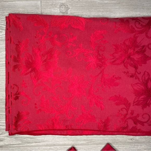 Red poinsettia Christmas table cloth and 6 napkins table linens roughly 52 x 80” - Picture 4 of 4